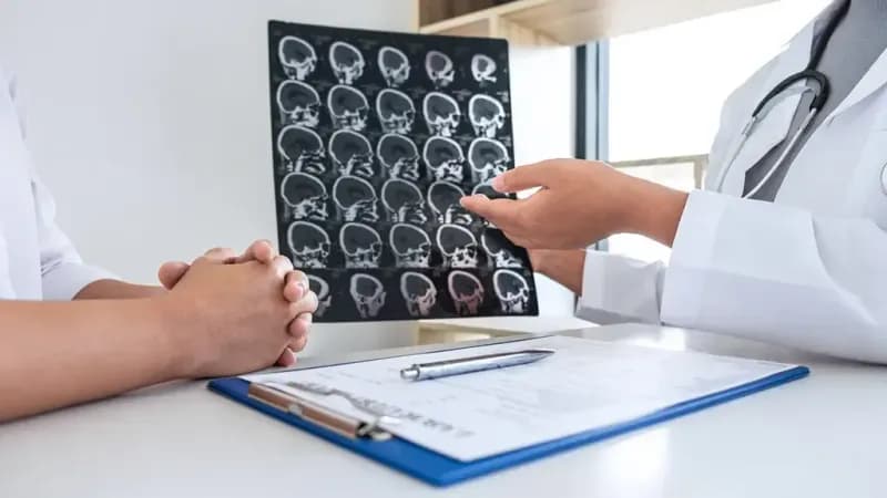 認知症と脳の萎縮の関係｜萎縮で生じる症状と進行を遅らせるためにできることを解説