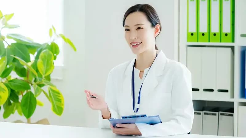 認知症について説明する医療従事者