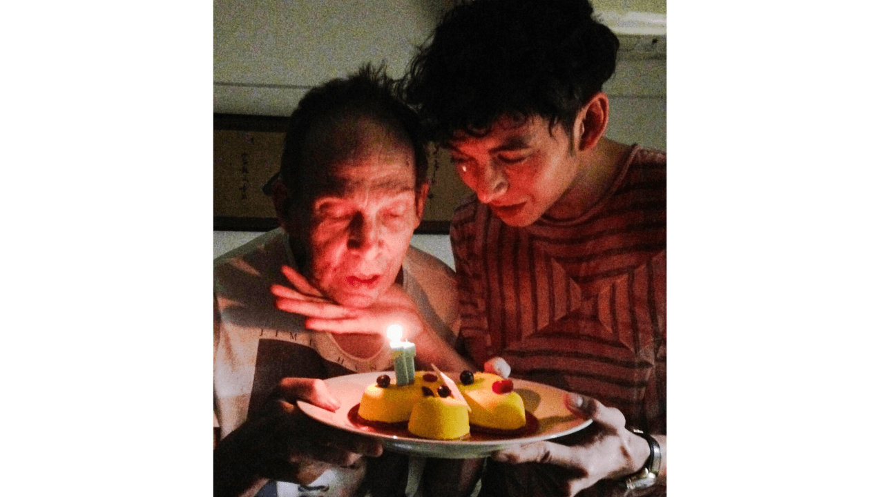 お父様の誕生日を一緒にお祝いして寄り添うハリー杉山さん
