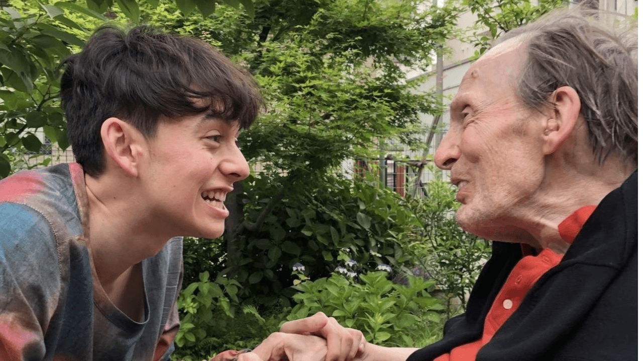 認知症と向き合う晩年のお父様と、それに寄り添うハリー杉山さんの穏やかな様子