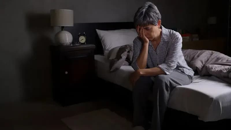 眠りが浅くなるのはなぜ？原因や改善方法を解説