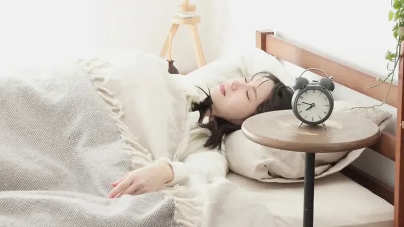 睡眠負債とは？寝だめは逆効果？健康への影響や解消法を解説