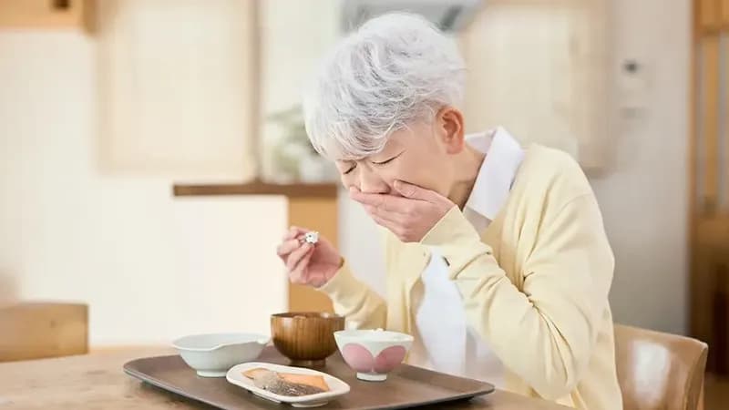 嚥下機能が低下するとどうなる？飲み込みが悪い時のサインや自宅でできるトレーニングを解説