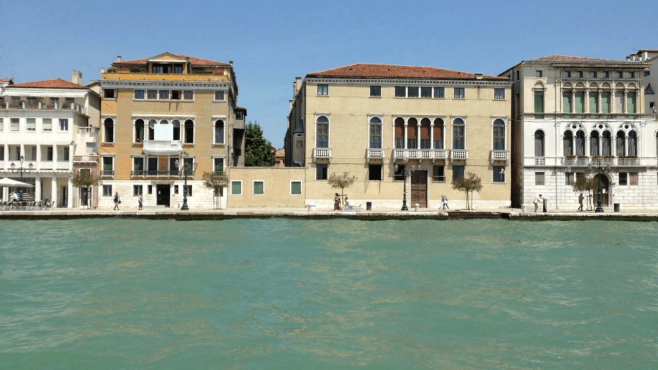 ヴェネツィアの建物と海のコントラスト