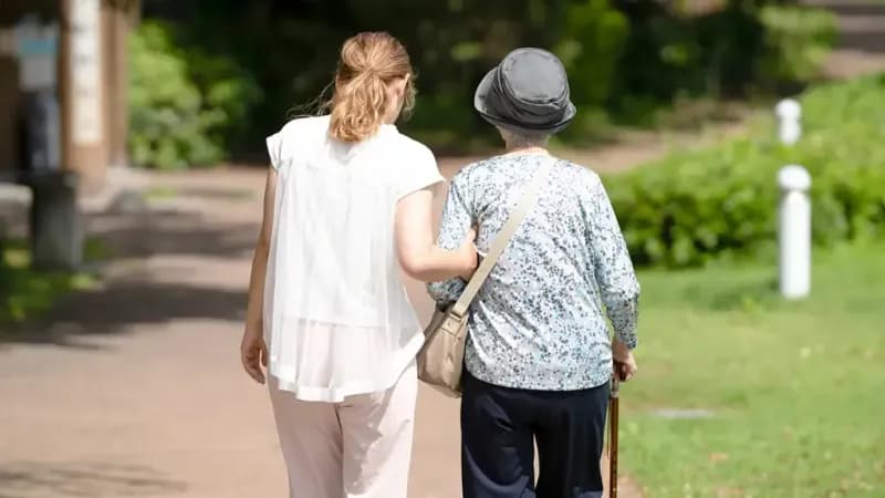 認知症のひとり歩き（徘徊）はなぜ起こる？症状の原因から行方不明対策の方法を解説