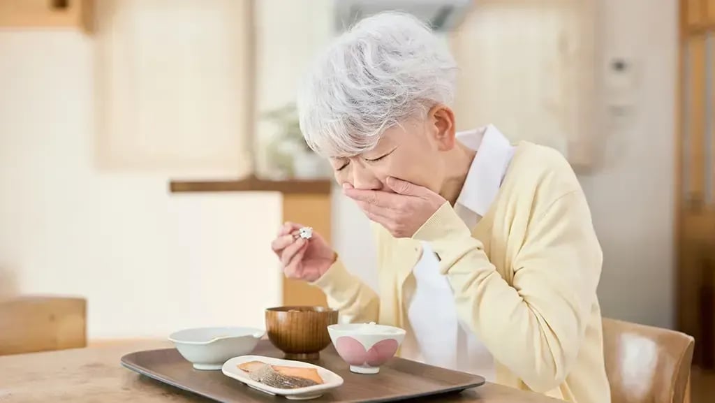 嚥下機能が低下するとどうなる？飲み込みが悪い時のサインや自宅でできるトレーニングを解説