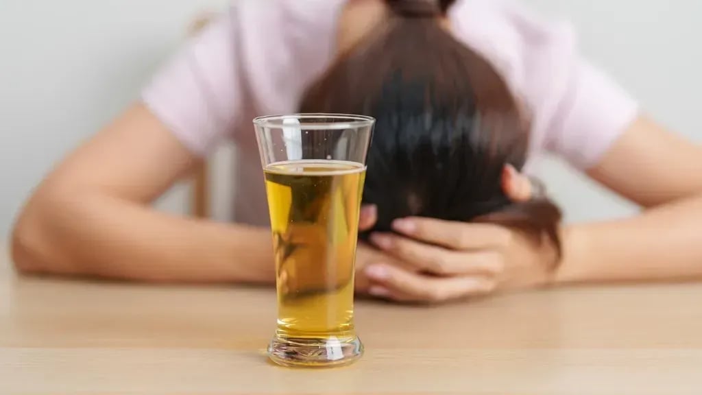 アルコール依存症とは?症状の進行度や脳・身体への影響を解説