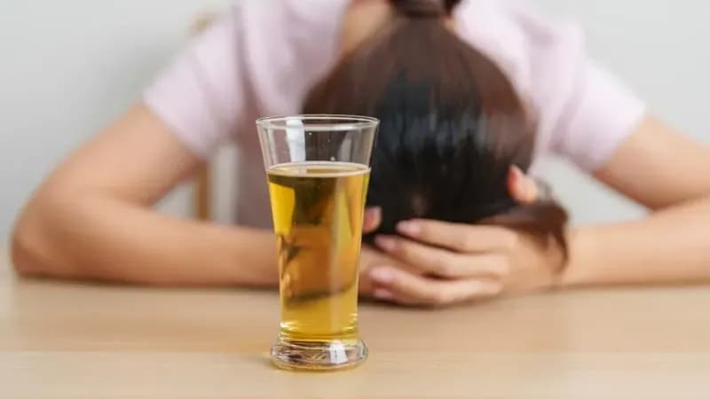 アルコール依存症とは?症状の進行度や脳・身体への影響を解説