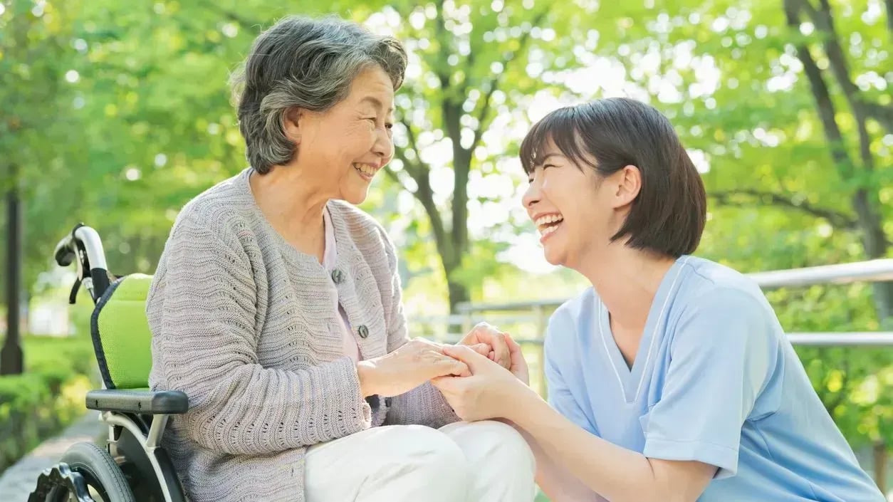 認知症ケア技法「ユマニチュード」とは?意味や4つの柱を解説