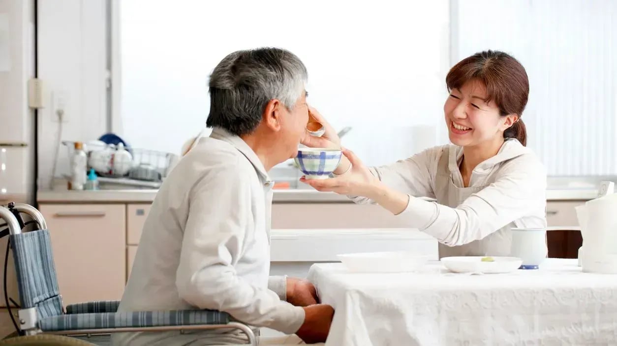 「認知症の家族が入れ歯を外してしまうのですが、どのような対策がありますか?」
