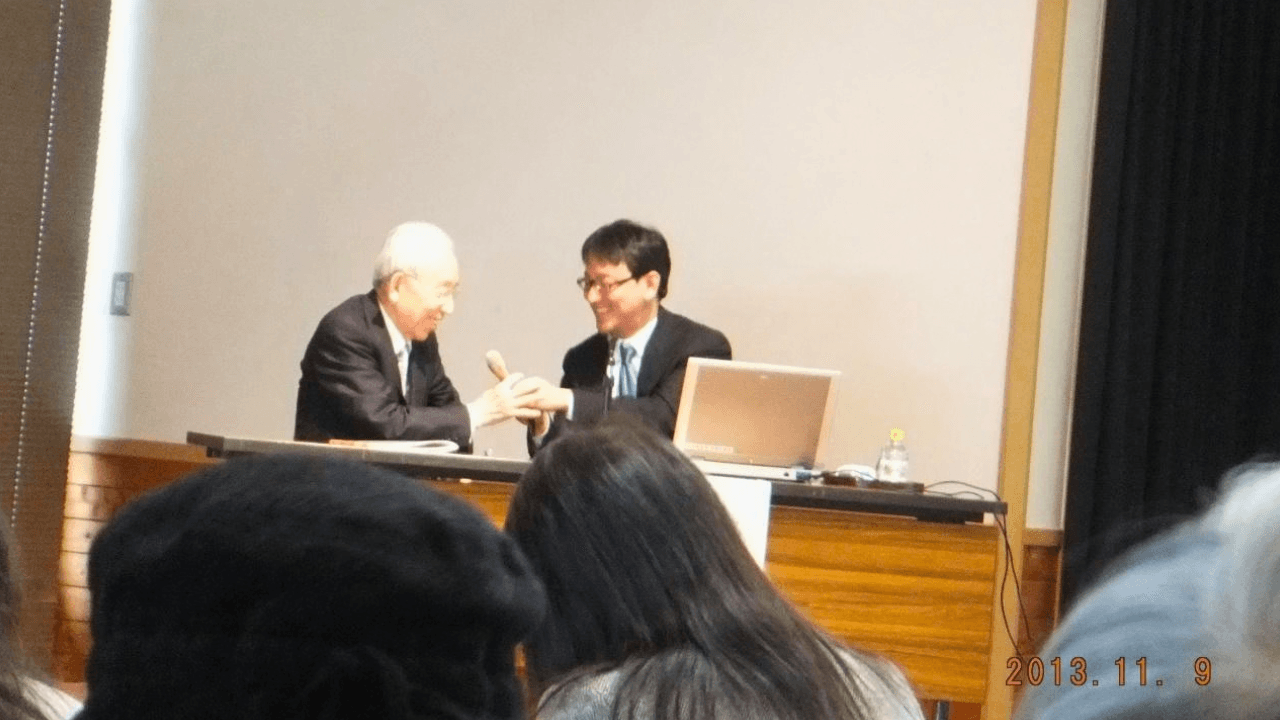 講演会で司会を務める長谷川洋先生が「父が認知症になってよかった」とコメントしたときの写真