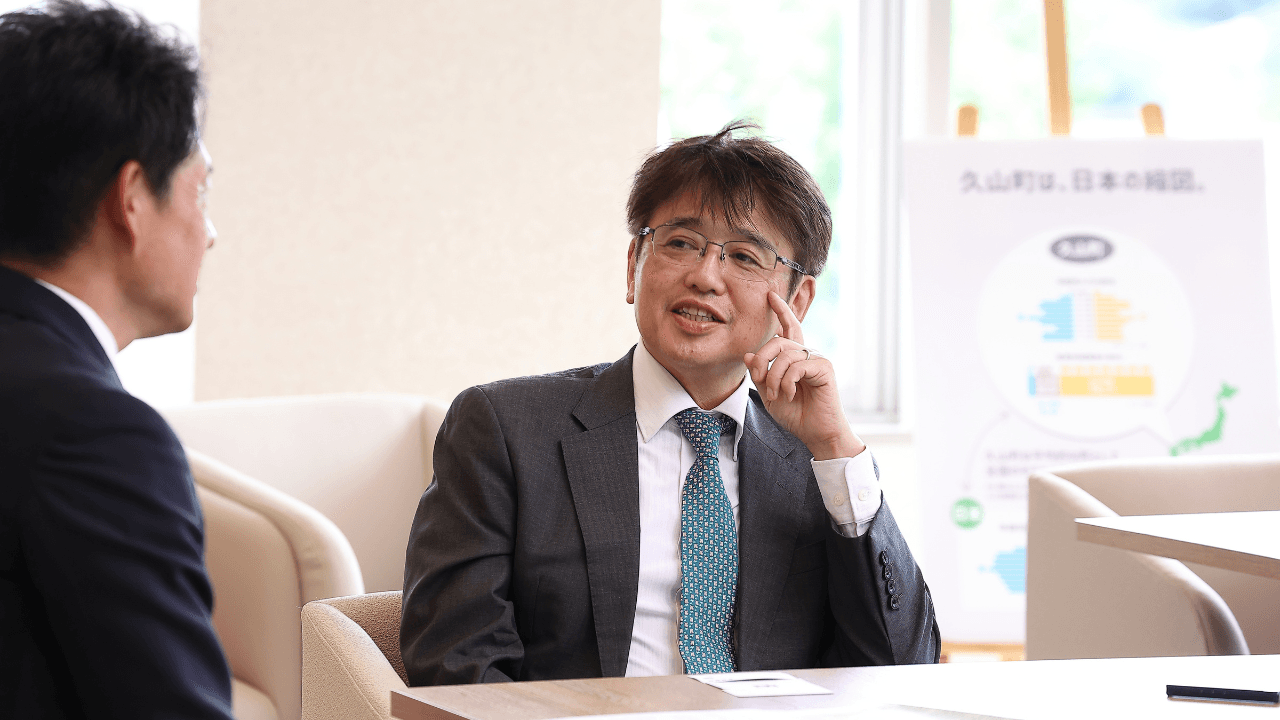 二宮利治教授と西村勝町長の対話写真