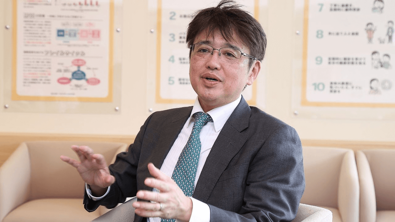 二宮利治先生が久山町研究について解説する様子