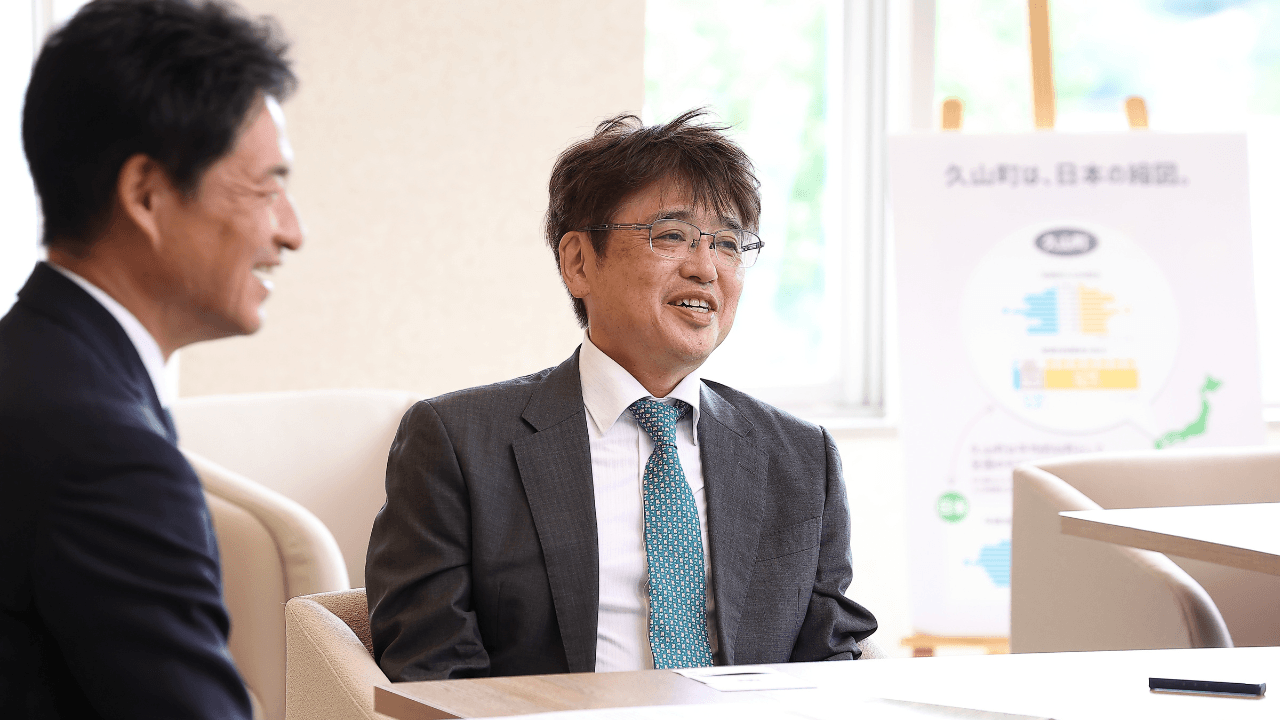 二宮利治先生(右)と久山町長の西村勝氏(左)