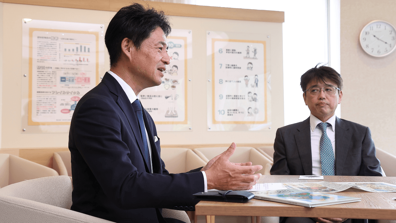 二宮利治先生(右)と久山町長の西村勝氏(左)の写真