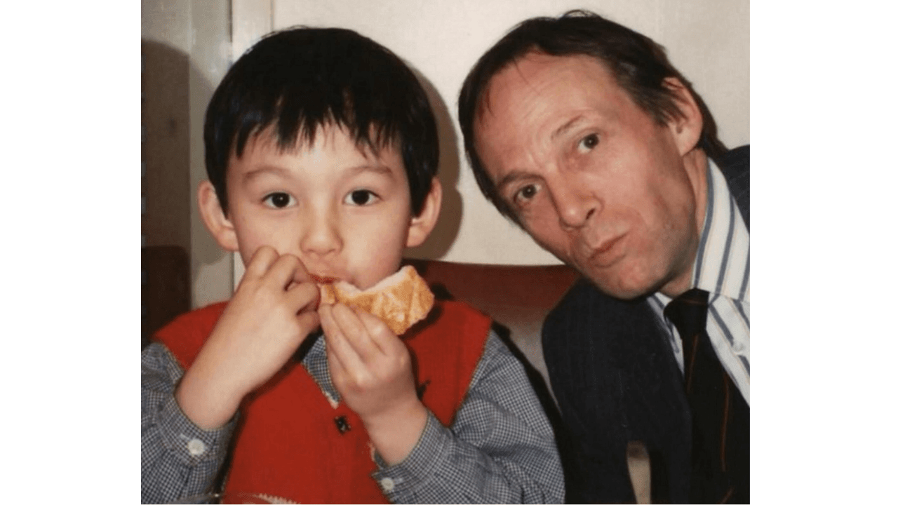 幼少期のハリー杉山さんと、一緒に過ごすお父様の様子