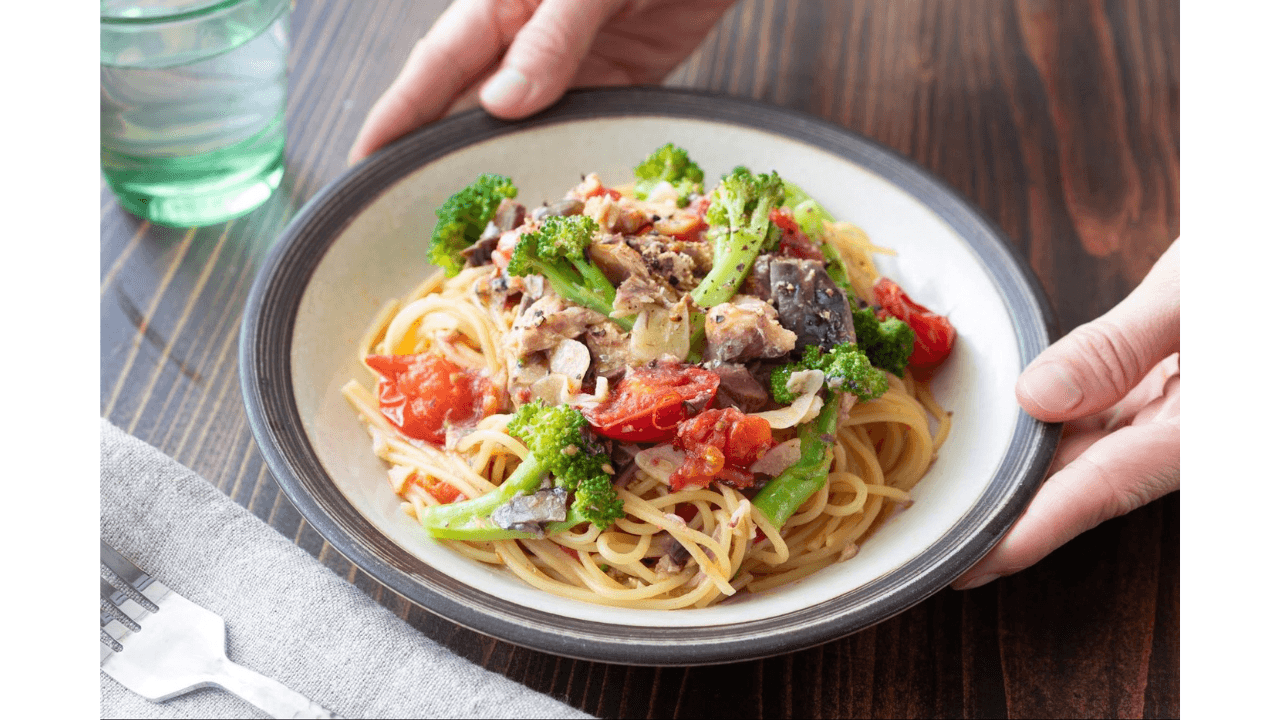 サバ缶とトマト、ブロッコリーをあわせた地中海風パスタの完成品