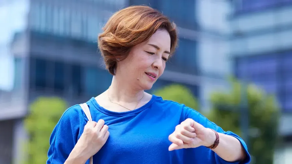 時計を見て時間を確認している