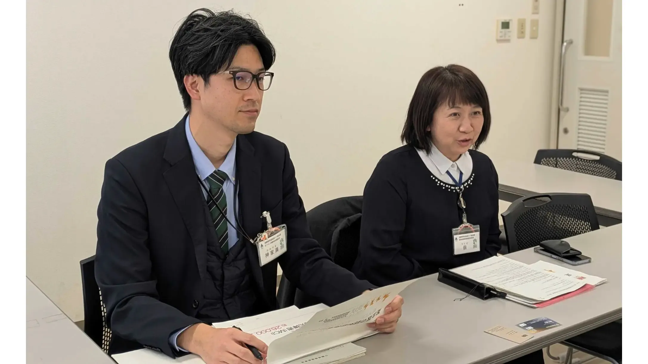 インタビューに答える佃さんと神家満さん