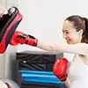 左手でミットにパンチをしてエクササイズする