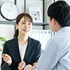 相談に来た人に対応している場面
