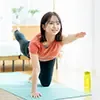 部屋でスポーツウェアを着て運動をする