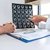 医師が画像を見て患者に説明している