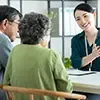 介護施設で利用説明を受ける夫婦