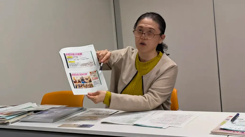 資料を手に説明をする地域包括ケア推進係の鈴木裕子さん