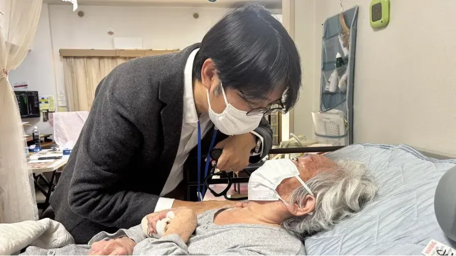 在宅医療を提供するたろうクリニックの診察の様子