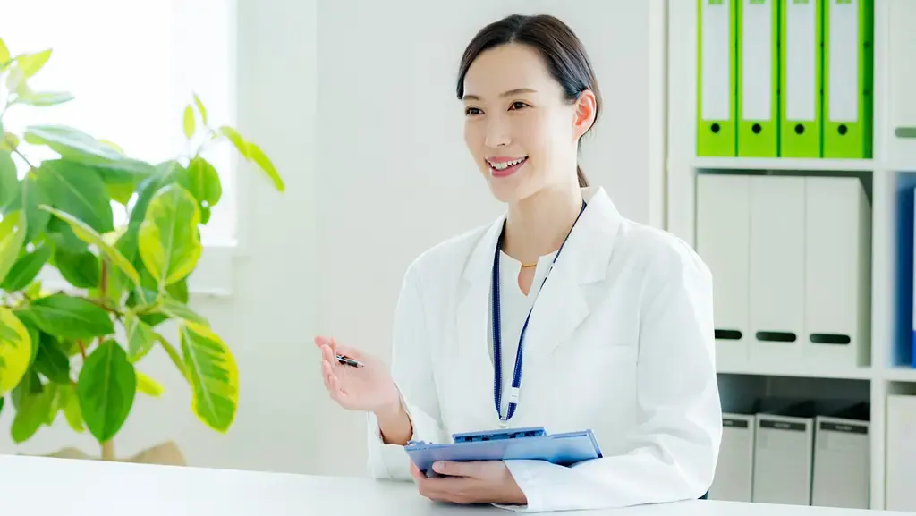 認知症について説明する医療従事者