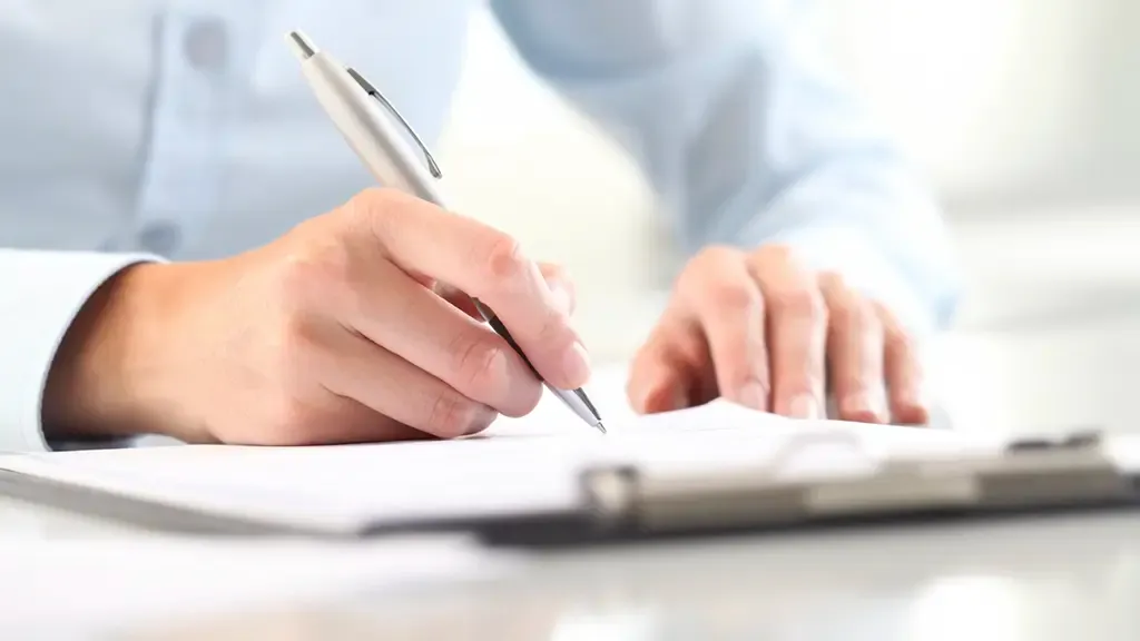 診断書を書く医師の手元