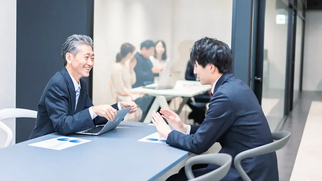 4人がけテーブルで向かい合って話をしている