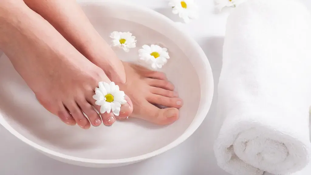 洗面器にお湯をはって足と爪をケアする
