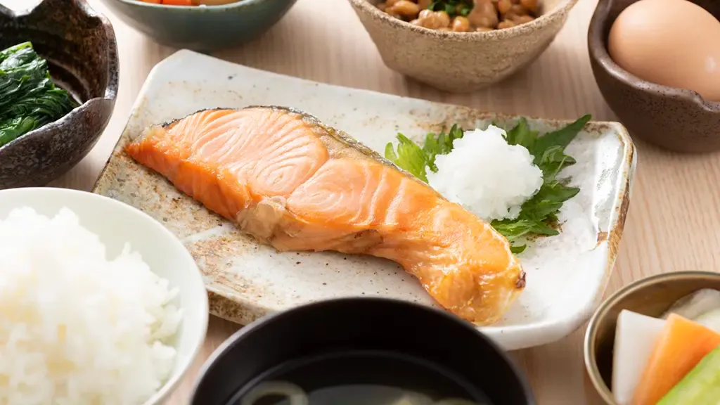 焼き鮭を中心とした食事の写真