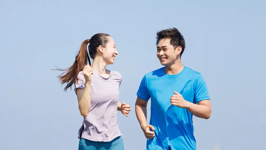 楽しそうにジョギングをしているふたり