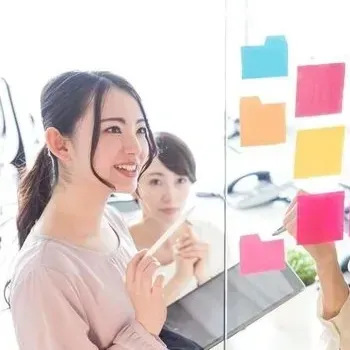 仕事の順番について説明を聞いている