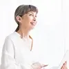微笑みながら見上げている