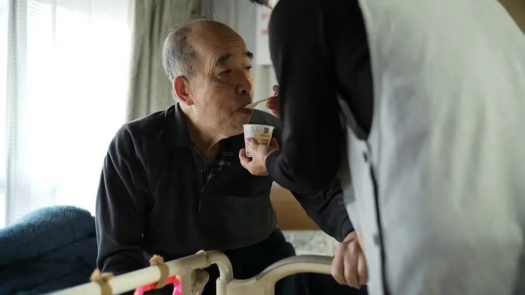 認知症と診断されてから食べさせてもらっている場面