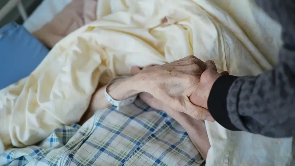 病院で手をとる様子