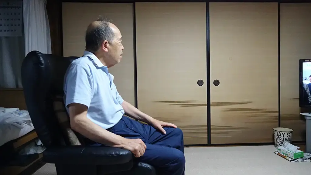 父がテレビを観ているところを撮影した