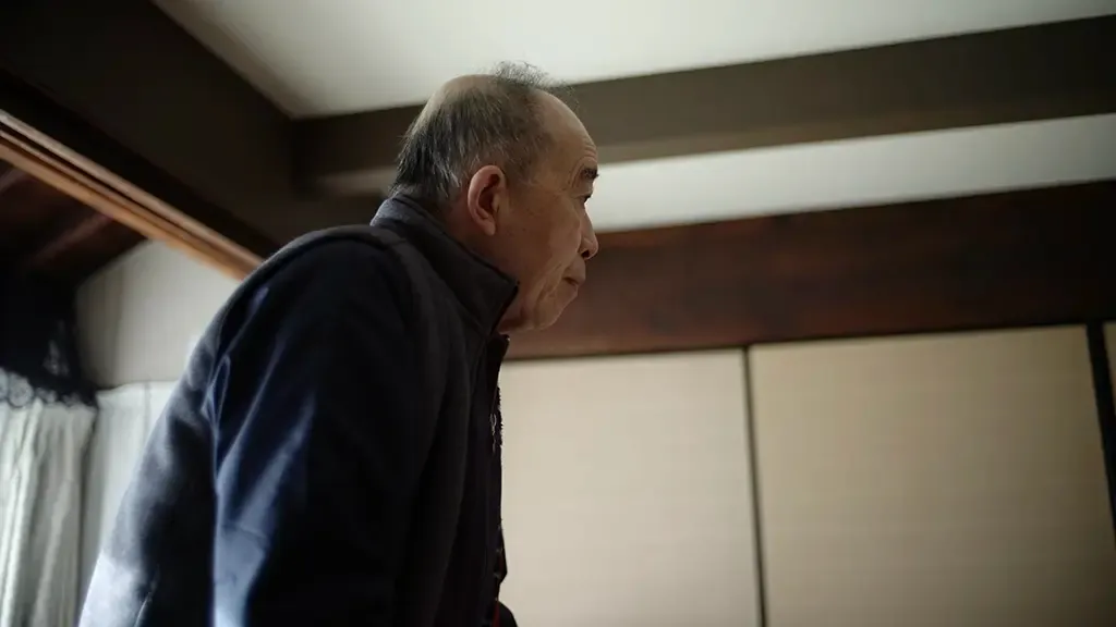 家の中で立っているところを撮影した横顔の写真