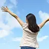 きれいな空を見上げている