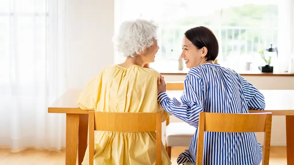 ダイニングテーブルで楽しく話す母娘