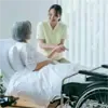 ベッドに座り話を聞く訪問介護の利用者