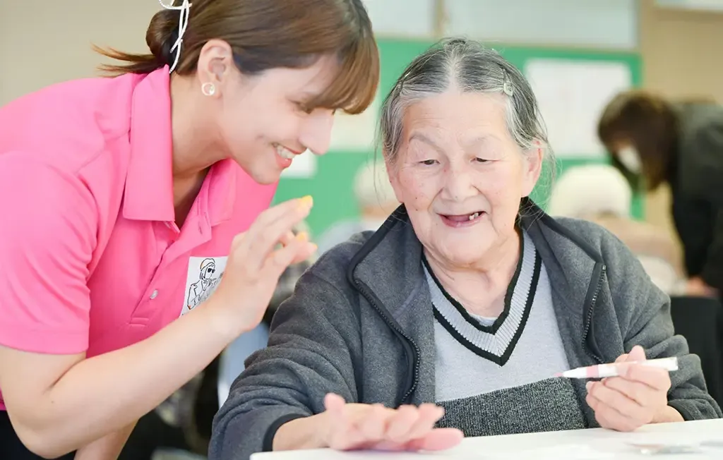 マニキュアを塗った手を確認している堀口さん