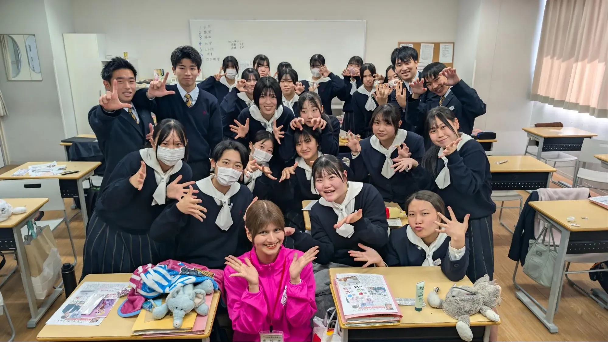 学校での講義で生徒と撮影した一枚