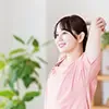 左肘を上に向けてストレッチをしている
