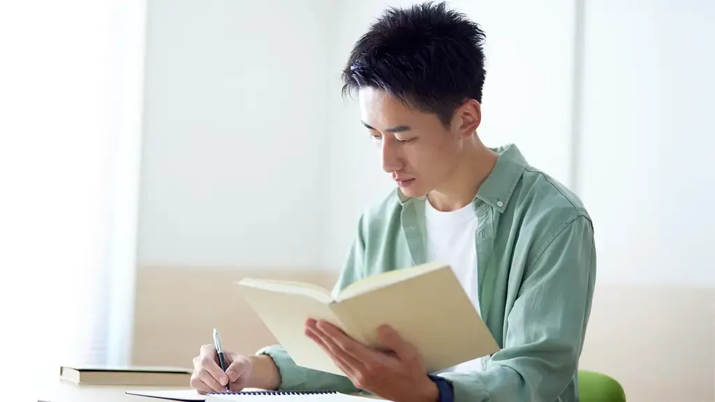 集中してノートに書き込む