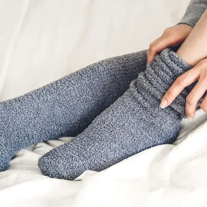 靴下を履いて寝るのがNGな理由とは？冬の快眠のコツも紹介【睡眠のプロ監修】